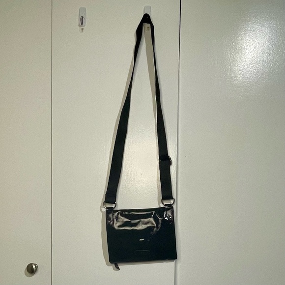 Kenneth Cole patent fold over cross body bag black - Picture 2 of 8